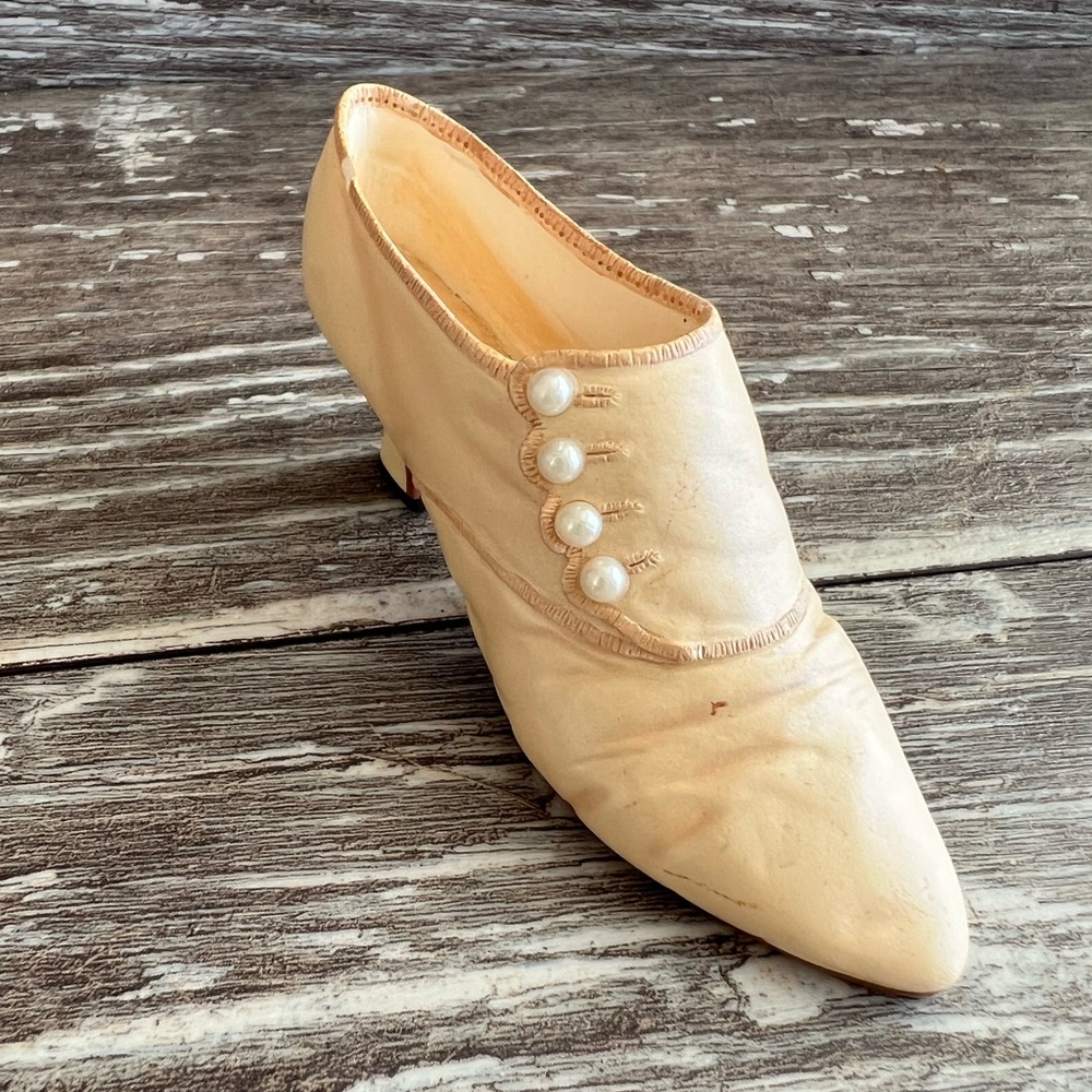 Just The Right Shoe by Raine Sweet‎ Elegance Miniature Cream Pearl Heel #25415